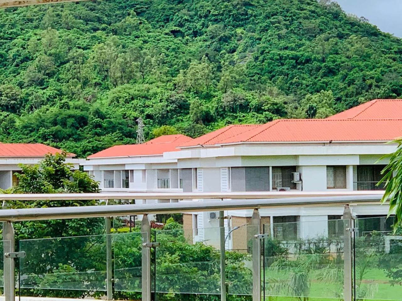 Mizzle Exotica Lonavala Appartement Buitenkant foto