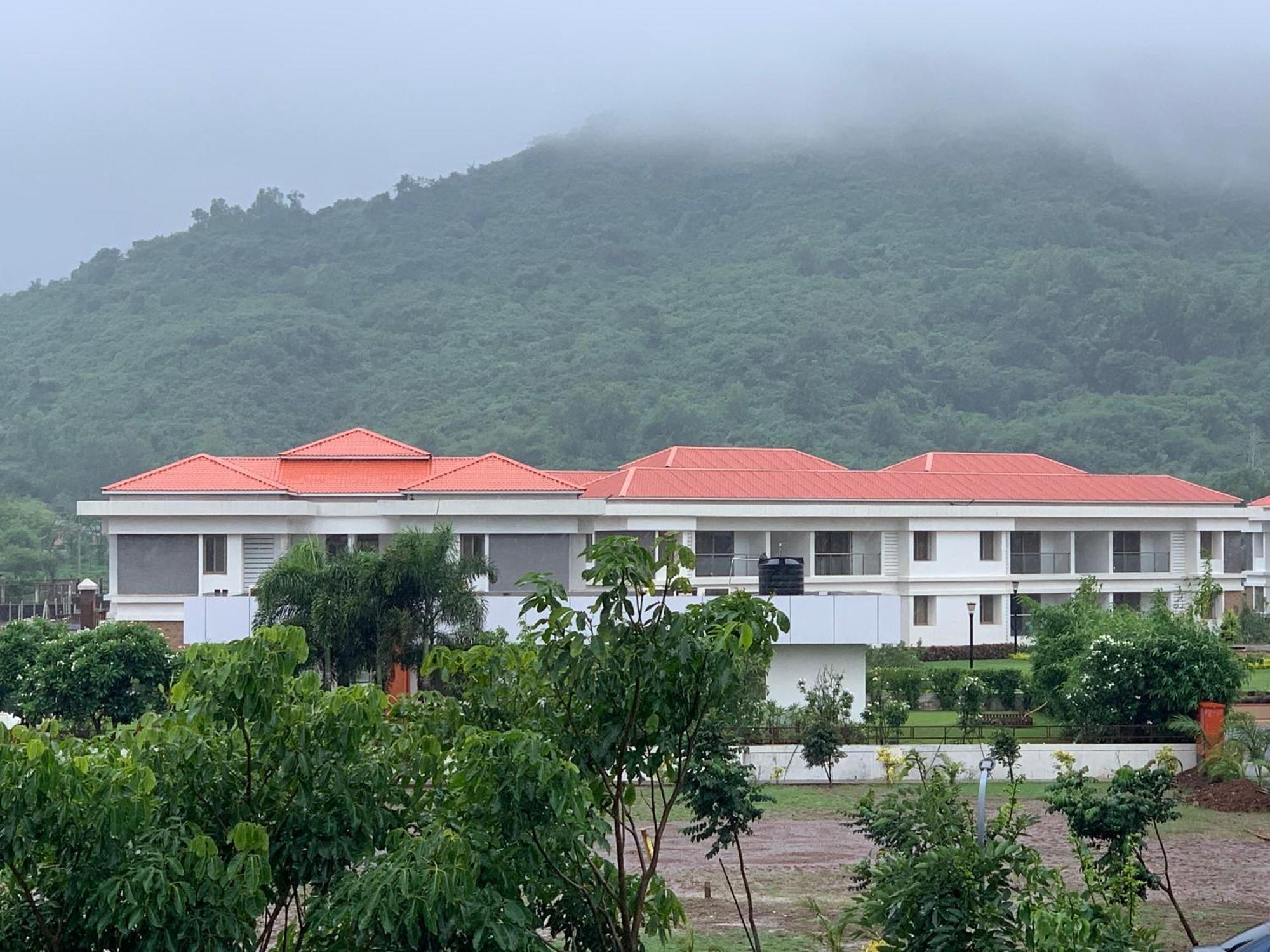Mizzle Exotica Lonavala Appartement Buitenkant foto