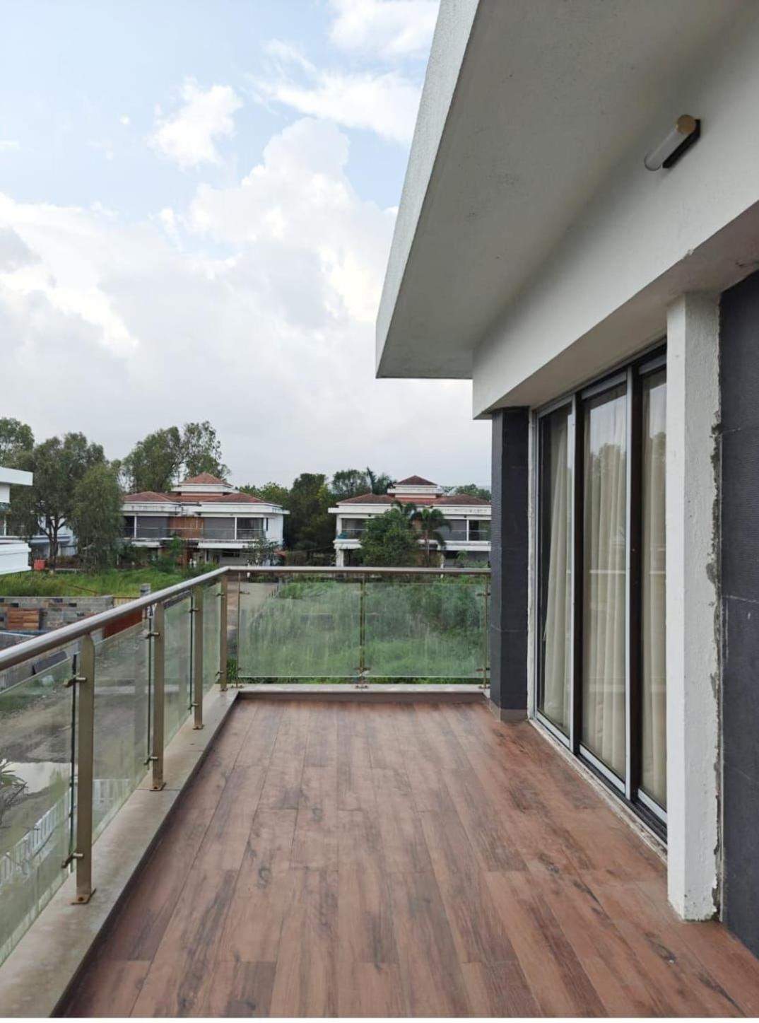 Mizzle Exotica Lonavala Appartement Buitenkant foto