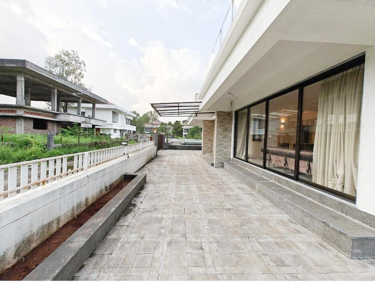 Mizzle Exotica Lonavala Appartement Buitenkant foto