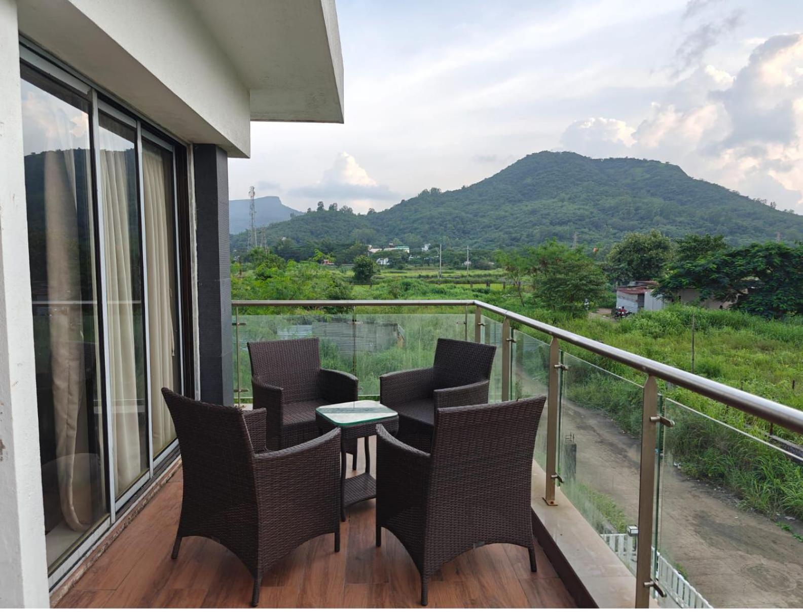 Mizzle Exotica Lonavala Appartement Buitenkant foto